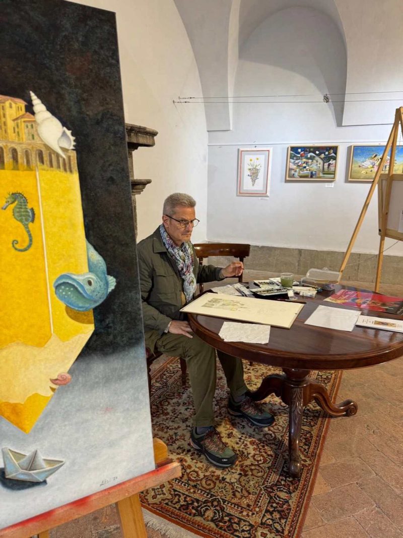 Stefano Alisi, pittore contemporaneo, nel suo studio